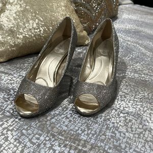Bandolino B-Flexible Sparkling Heels in Silver/Gold
